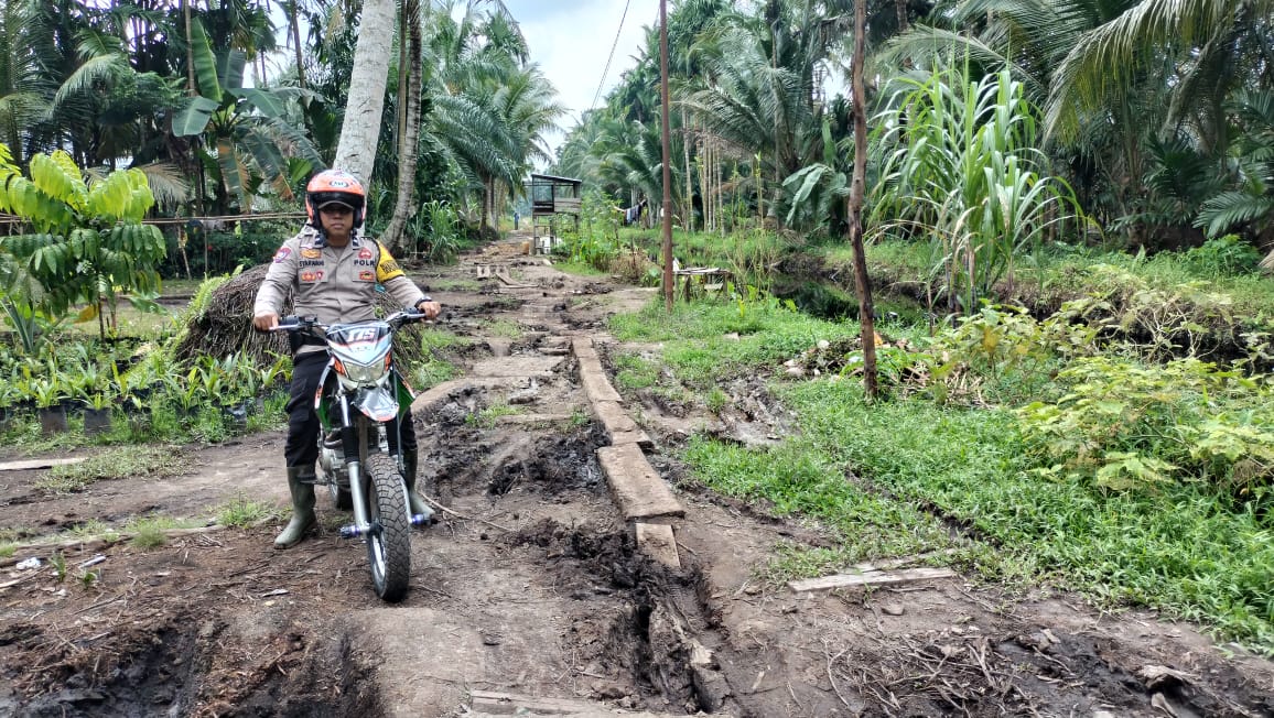 Meskipun Melalui Jalan Yang Extrim "Kapolsek Tempuling Tetap Laksanakan Kegiatan Cooling System Menu